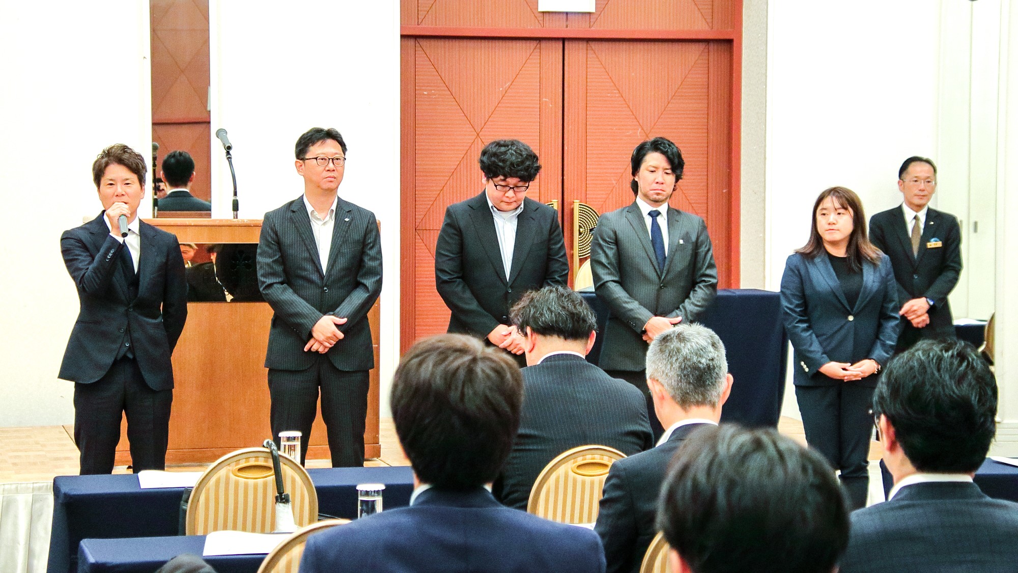 建設業協会青年部会の新役員（下村新部会長〈左〉と４副部会長）